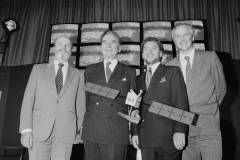 Le magnat de la presse : Rupert Murdoch, lors de sa conf?rence de presse, annonce l'achat de 4 canaux TV du satellite Astra, qui sera lanc? par la fus?e Ariane le 4 novembre 1988. Ici, de gauche ? droite : Le directeur de Sky Television : Jim Styles, Rupert Murdoch, le PDG d'Amstrad : Alan Sugar et Marcus Bicknell (Astra). (Photo by Reuter Raymond/Sygma via Getty Images)