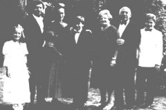 Photo de famille. De gauche à droite : Louise (la fille d’Alan), Alan, Ann, Daniel, Fay (la mère d’Alan), Nathan (le père d’Alan), Simon (le fils d’Alan).